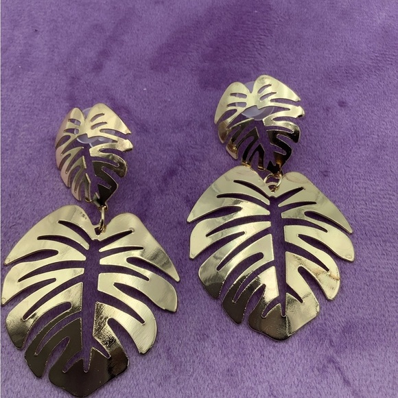 🎄🎄Large Gold Monstera pierced earrings - Picture 2 of 3